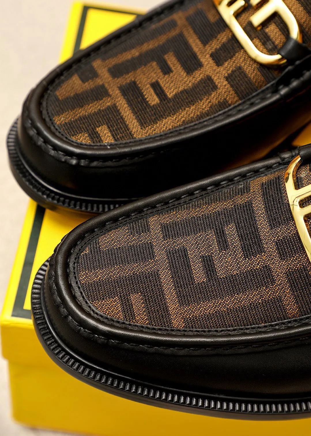 Men's shoes 💰460💰💐 Product trademark: FENDI [Fendi] casual leather shoes Regular size: 38-44 (45🉑️customized) Product materials: Selected imported first-layer cowhide upper + luxury hardware buckle, imported cowhide lining. Strong three-dimensional visual effect, rubber outsole Color: 2⃣️colors available